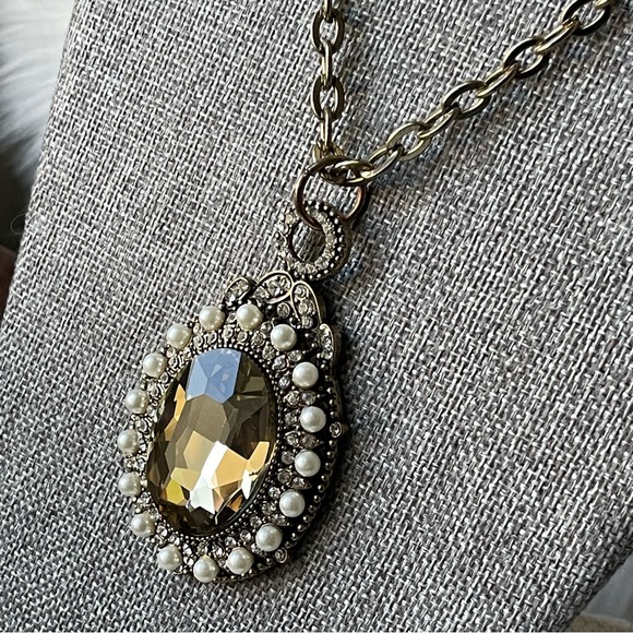 CHARMING CHARLIE | Vintage | Large Rhinestone Pendant Faux Seed Pearls Necklace - Picture 7 of 13